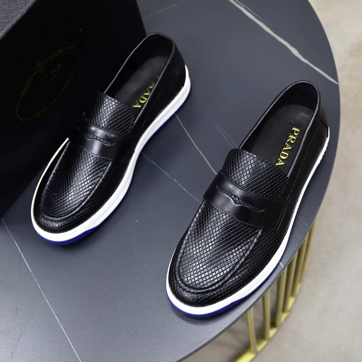 Factory price: 💰640 Prada classic men’s lace-up casual shoes | Imported cowhide upper | Upper stitching layered design, light and breathable | Soft and comfortable | Decorated with PRADA letters on the side | Distinctive sports style, showing the brand style | Lightweight concave and convex pattern rubber soles | Matched with cowhide foot pad lining | Excellent foot feel, fashionable and elegant | Size: 38-44 (45 customized)
